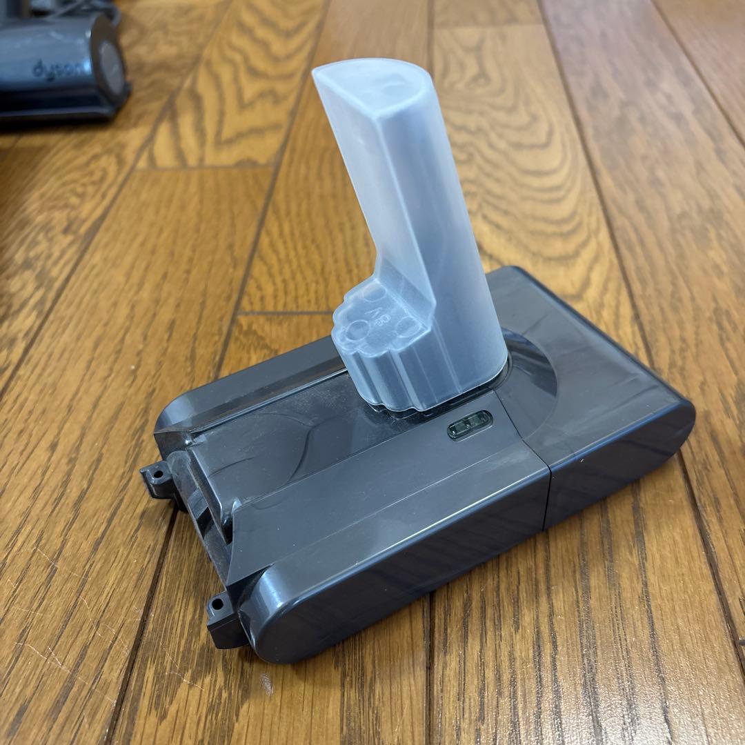 Dyson V8 スティッククリーナー 本体 各種アタッチメント付き