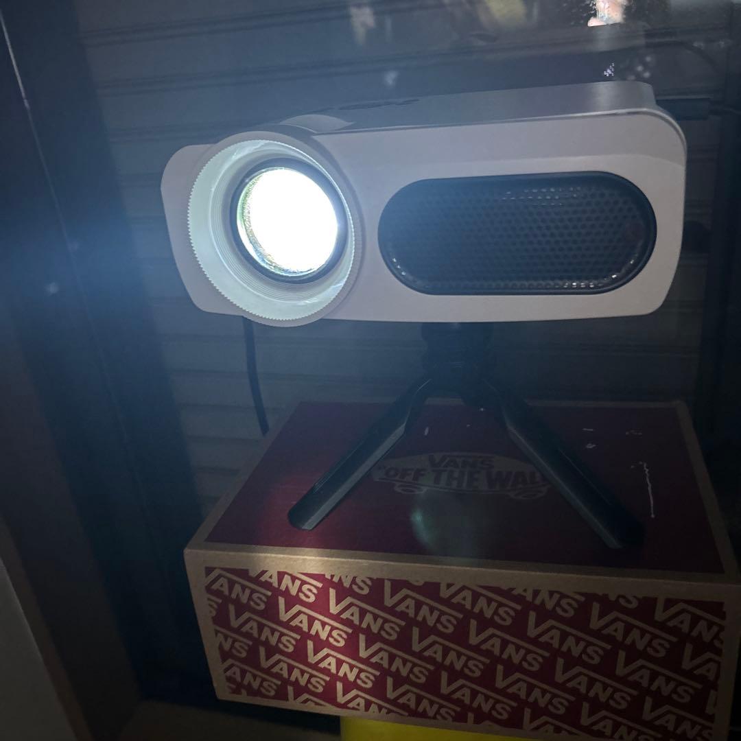 ホワイトプロジェクター 本体 三脚付き＆スクリーン