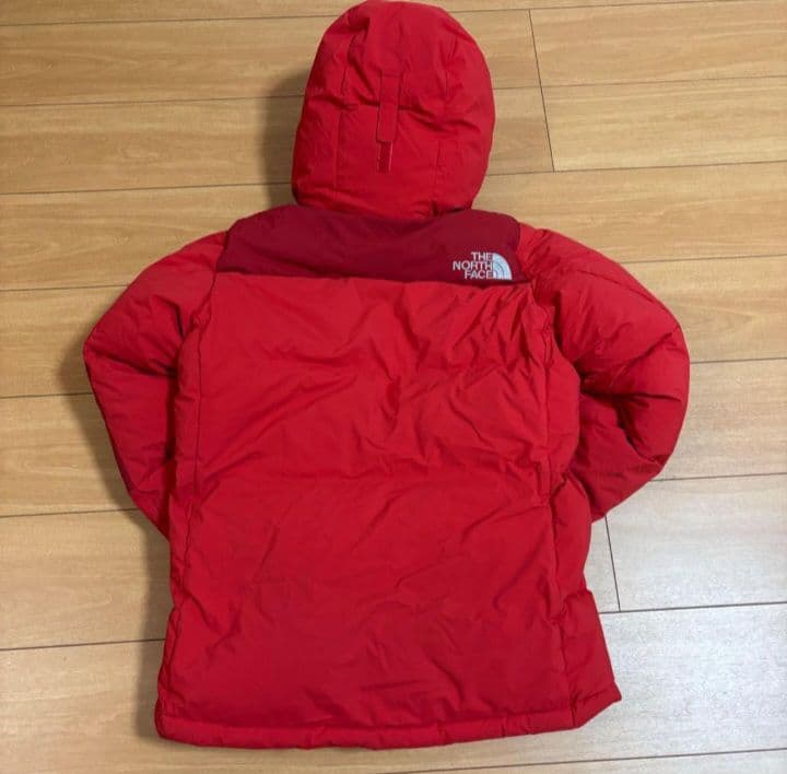 THE NORTH FACE フード付きレッドダウンジャケット バルトロライト