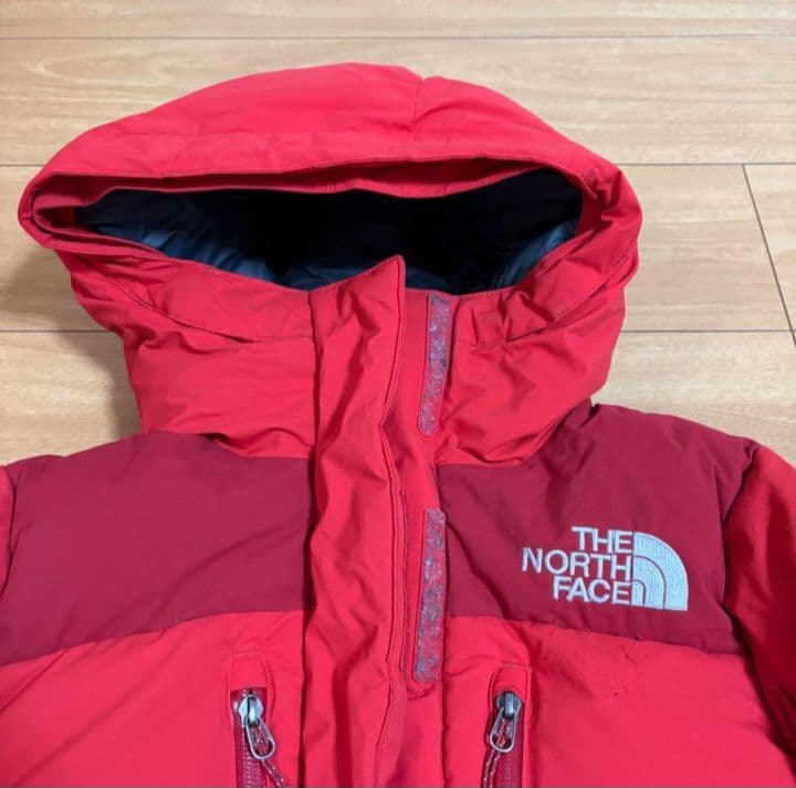 THE NORTH FACE フード付きレッドダウンジャケット バルトロライト
