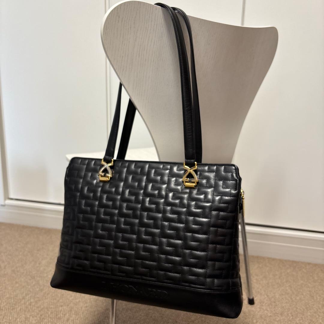 レオナール　ショルダーバッグ　ブラック　牛革