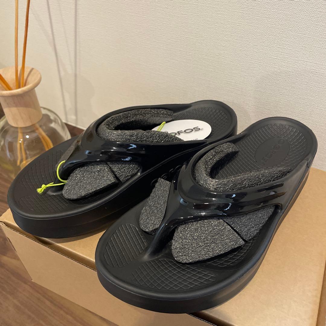 beauty&youth OOFOS サンダル　ブラック　23センチ