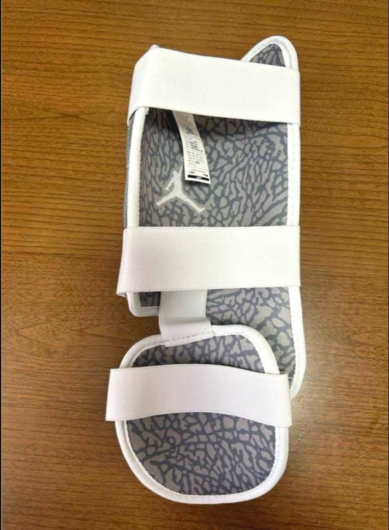 Jordan バッター用フットガード 右打者用 ホワイト